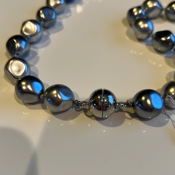 Chunky silver gray faux Pearls, irregular shape magnetic closure - Picture 4 of 6